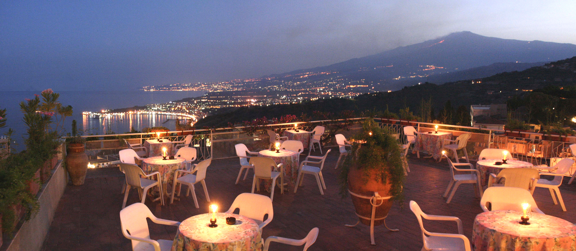 Hotel Mediterranee, Galleria fotografica del piscina con vista della baia di Taormina e del Vulcano Etna.