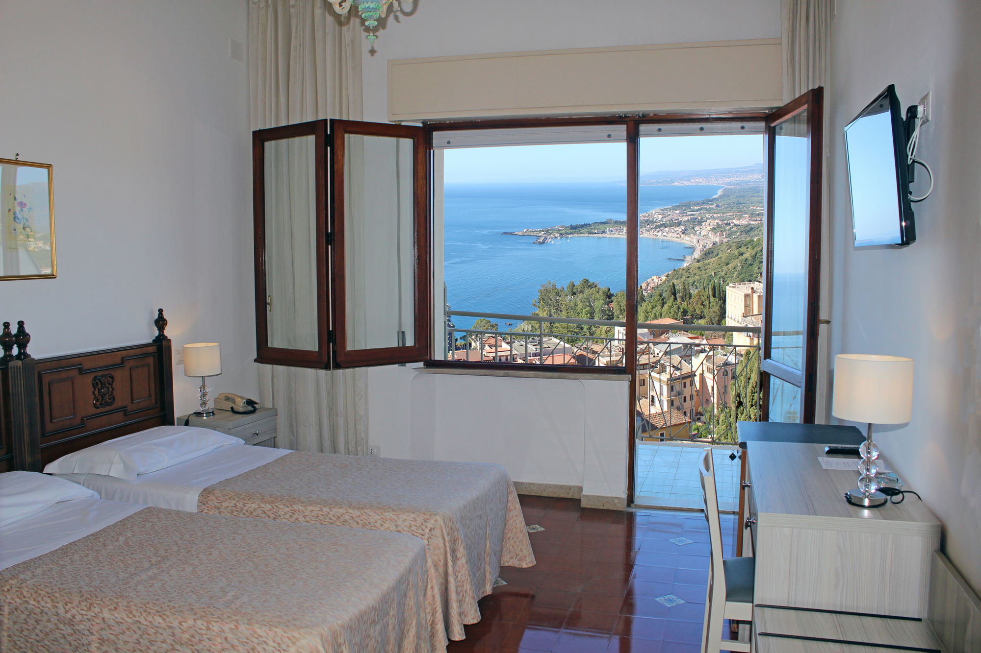 Galleria Fotografica delle camere dell’ Hotel Méditerranée a Taormina Centro, camere con vista della baia di Taormina