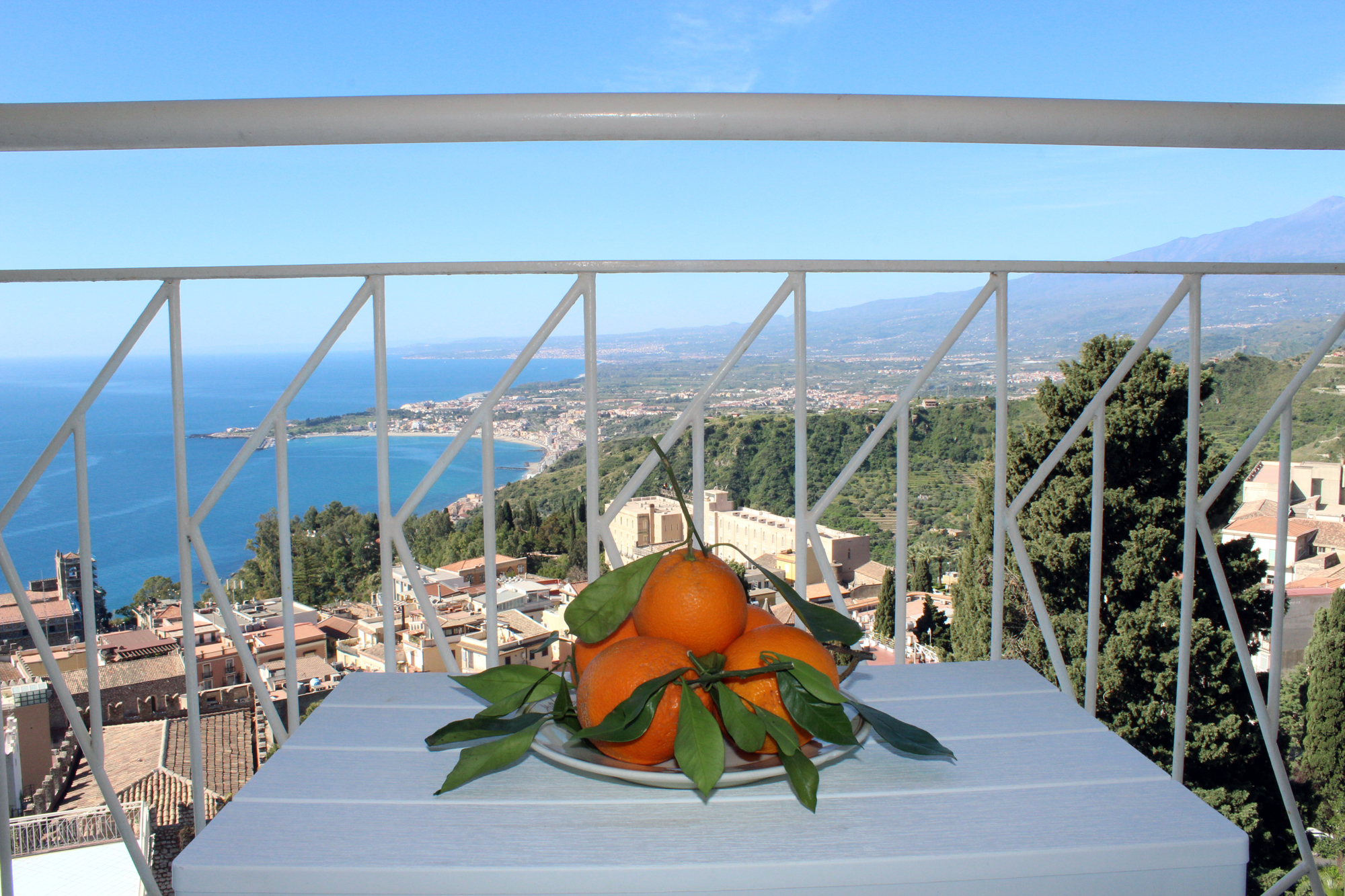 The rooms with a view of the Etna Volcano of the Hotel Lido MEditerranne in Taormina 