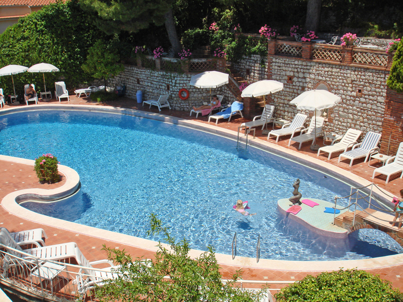 Hotel Mediterranee swimming pool in the greenery of Taormina 